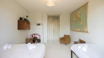 Фото номера Трехместный номер с основными удобствами Хостелы Karma Hostel г. Мартвили 6